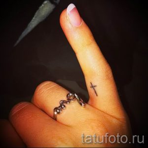 Фотография интересной существующей татуировки на пальце с крестом для подбора и отрисовывания своего эскиза - пример