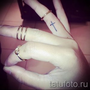 Фотография достойной существующей наколки на пальце с крестом для подбора и создания своего рисунка - вариант