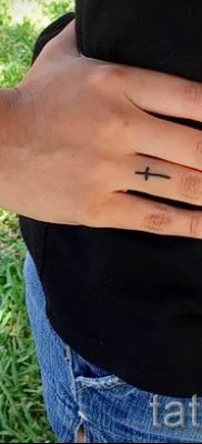 Фото крутой готовой татуировки на пальце с крестом для выбора и отрисовывания своего рисунка — идея