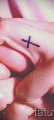 Фото достойной готовой тату на пальце с крестом для выбора и отрисовывания своего рисунка — вариант