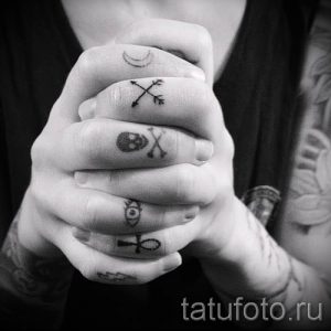 Фотография необычной существующей наколки на пальце с крестом для подбора и создания своего рисунка - идея