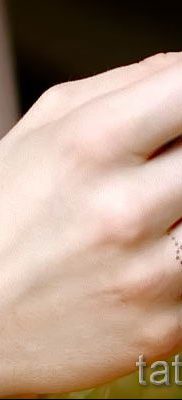 Фото интересной существующей тату на пальце с крестом для выбора и отрисовывания своего эскиза — вариант