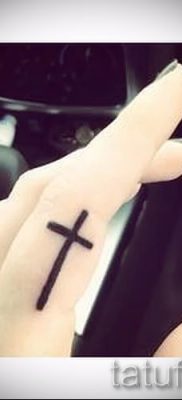 Фотография заслуживающей внимания готовой татуировки на пальце с крестом для выбора и создания своего эскиза — идея