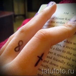 Фото крутой существующей тату на пальце с крестом для подбора и отрисовывания своего рисунка - вариант