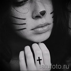 Фотография необычной готовой татуировки на пальце с крестом для подбора и отрисовывания своего эскиза - идея