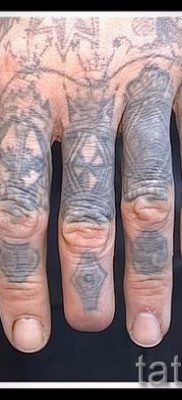 Фото интересной уже нанесенной на тело татуировки на пальце с крестом для подбора и отрисовывания своего рисунка — идея