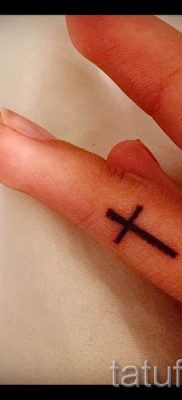 Фотография достойной существующей татуировки на пальце с крестом для выбора и создания своего эскиза — идея