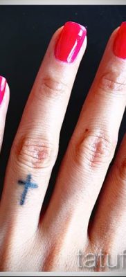 Фото крутой уже нанесенной на тело тату на пальце с крестом для выбора и создания своего рисунка — пример