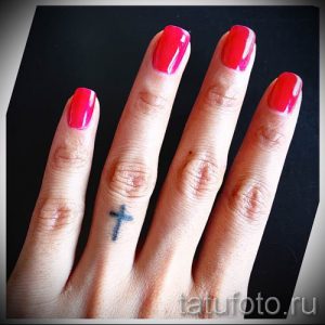 Фото крутой уже нанесенной на тело тату на пальце с крестом для выбора и создания своего рисунка - пример