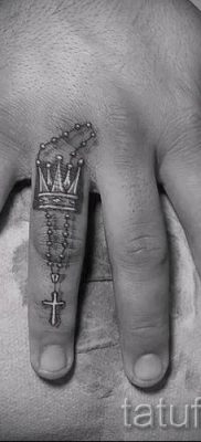 Фото интересной готовой татуировки на пальце с крестом для выбора и отрисовывания своего эскиза — пример
