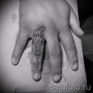 Фото интересной готовой татуировки на пальце с крестом для выбора и отрисовывания своего эскиза - пример