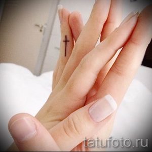 Фотография классной существующей татуировки на пальце с крестом для выбора и отрисовывания своего рисунка - идея