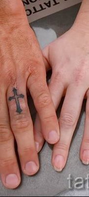 Фотография достойной уже нанесенной на тело татуировки на пальце с крестом для подбора и создания своего эскиза — идея