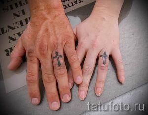Фотография достойной уже нанесенной на тело татуировки на пальце с крестом для подбора и создания своего эскиза - идея