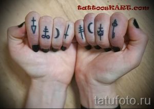 Фото интересной существующей наколки на пальце с крестом для выбора и отрисовывания своего рисунка - пример