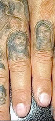 Фотография крутой готовой тату на пальце с крестом для подбора и отрисовывания своего рисунка — вариант