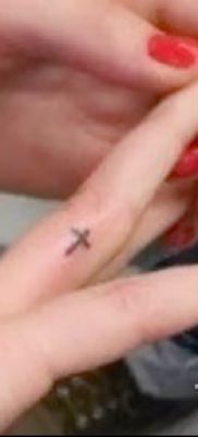 Фото классной уже нанесенной на тело тату на пальце с крестом для выбора и создания своего эскиза — вариант
