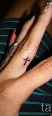Фото необычной готовой татуировки на пальце с крестом для выбора и отрисовывания своего рисунка — пример