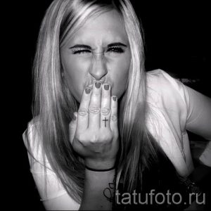 Фотография достойной существующей тату на пальце с крестом для выбора и создания своего эскиза - пример