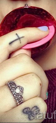 Фото необычной готовой татуировки на пальце с крестом для выбора и отрисовывания своего эскиза — пример
