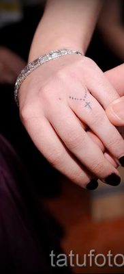 Фотография крутой существующей татуировки на пальце с крестом для выбора и создания своего эскиза — идея