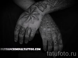 Фотография необычной уже нанесенной на тело наколки на пальце с крестом для выбора и создания своего рисунка - идея