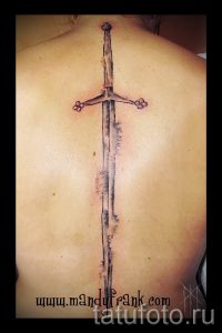 фото пример тату меч - картинка для статьи про значение татуировки 3