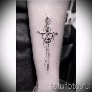 фото пример тату меч - картинка для статьи про значение татуировки 4