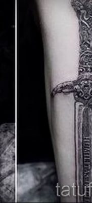 фото пример тату меч — картинка для статьи про значение татуировки 7