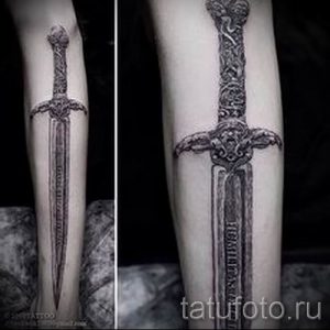 фото пример тату меч - картинка для статьи про значение татуировки 7