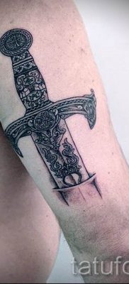 фото пример тату меч — картинка для статьи про значение татуировки 18