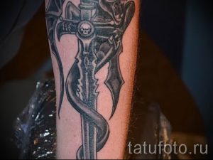 фото пример тату меч - картинка для статьи про значение татуировки 19