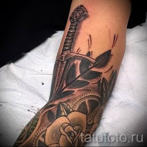 фото пример тату меч - картинка для статьи про значение татуировки 23