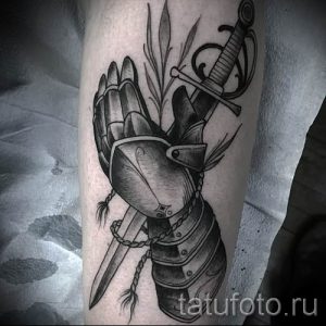 фото пример тату меч - картинка для статьи про значение татуировки 27
