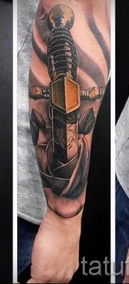 фото пример тату меч — картинка для статьи про значение татуировки 34