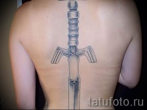 фото пример тату меч - картинка для статьи про значение татуировки 35