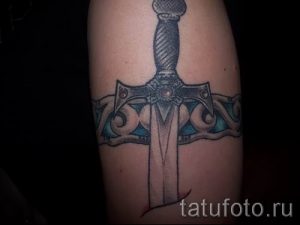 фото пример тату меч - картинка для статьи про значение татуировки 46