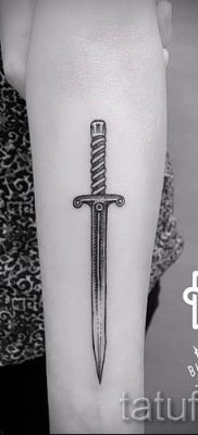 фото пример тату меч — картинка для статьи про значение татуировки 47