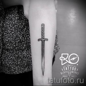 фото пример тату меч - картинка для статьи про значение татуировки 47