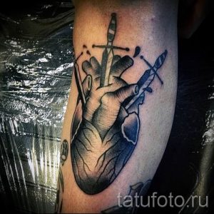 фото пример тату меч - картинка для статьи про значение татуировки 52