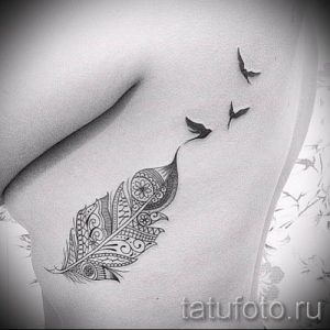 Пример оригинальной татуировки перо павлина рисунок которой подойдет для икры или шеи - значение тату материал