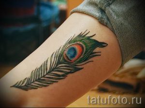 Фотография необычной наколки перо павлина эскиз которой подойдет для ступни или шеи - значение тату материал