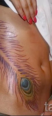 Фотография интересной татуировки перо павлина эскиз которой подойдет для ступни или руки — значение тату материал