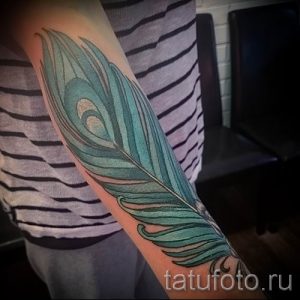 Фото крутой наколки перо павлина рисунок которой подойдет для ноги или руки - значение тату материал
