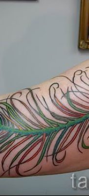 Вариант оригинальной татуировки перо павлина рисунок которой подойдет для ляжки или лопатки — значение тату материал