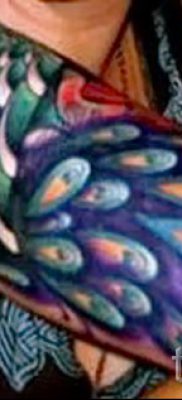 Пример стильной тату перо павлина эскиз которой подойдет для туловища или спины — значение тату материал