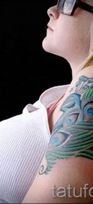 Вариант необычной тату перо павлина эскиз которой подойдет для икры или предплечья — значение тату материал