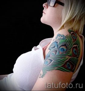 Вариант необычной тату перо павлина эскиз которой подойдет для икры или предплечья - значение тату материал