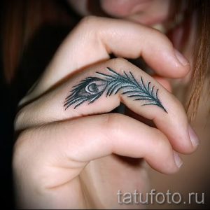 Фотография необычной тату перо павлина рисунок которой подойдет для ноги или груди - значение тату материал