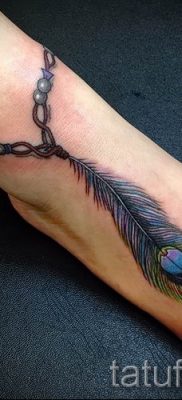 фото пример варианта тату с пером павлина — для статьи про значение это татуировки 1